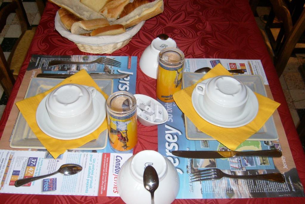 Hotel Restaurant Du Commerce La Gouesniere Екстер'єр фото