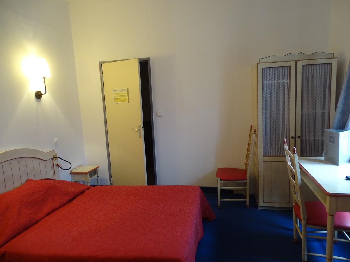 Hotel Restaurant Du Commerce La Gouesniere Екстер'єр фото